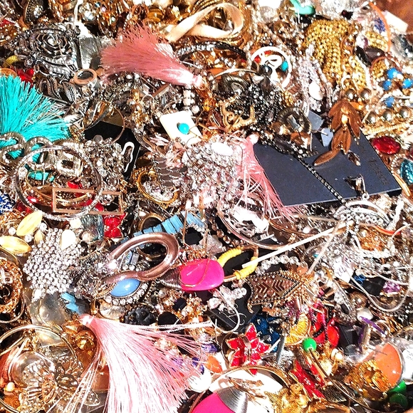 5 Lbs Metal Costume Jewelry Craft Broken Junk Lot, Rings, Earrings, Mismatched - Picture 3 of 8